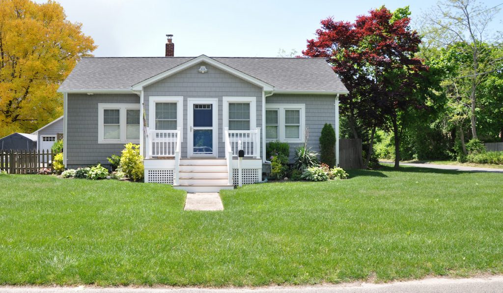 simple bungalow house with a nice lawn 